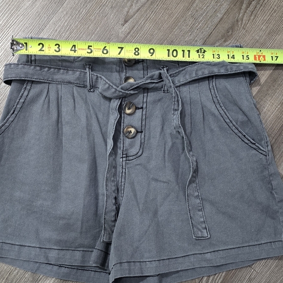 Nector clothing grey high waited, belted grey shorts size women's medium - Picture 6 of 6